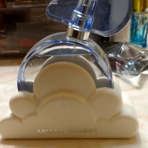 Ariana grande cloud - Picture 1 of 1